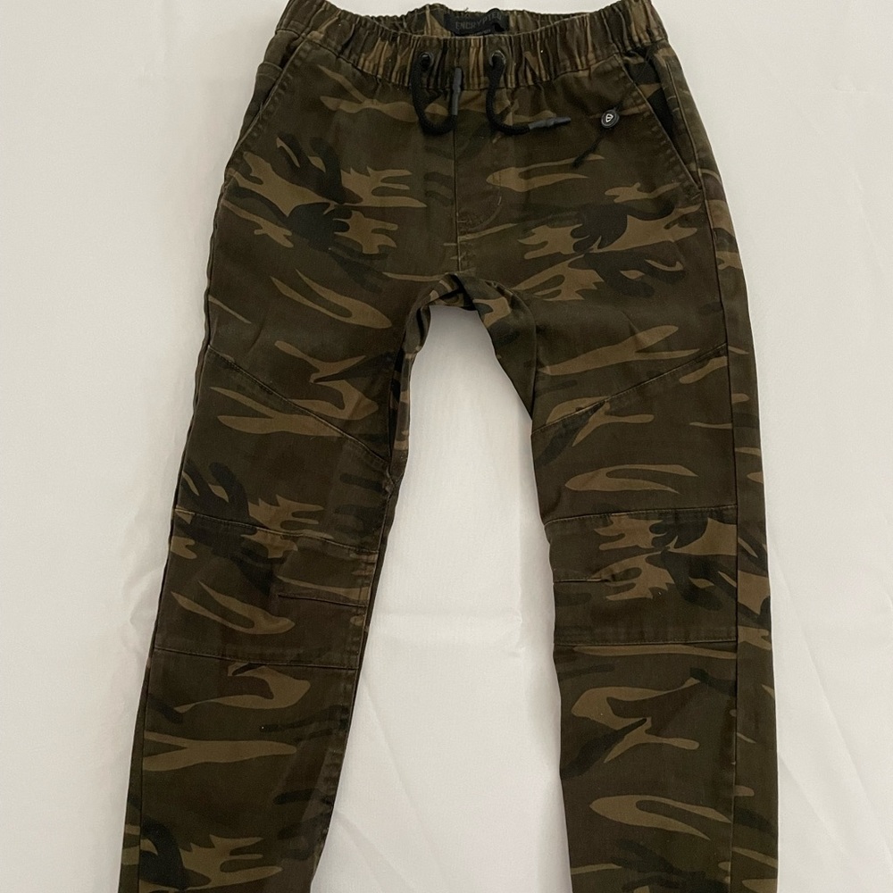 Boys camouflage pants. New. Size:M (10/12) Brand: Encrypted